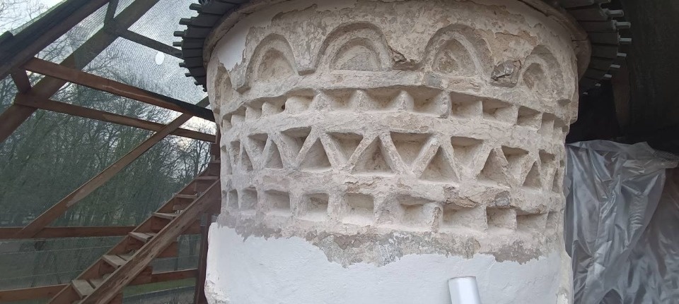 Орнамент малого барабана церкви Николы со Усохи в Пскове расчищают реставраторы Орнамент малого барабана церкви Николы со Усохи в Пскове расчищают реставраторы