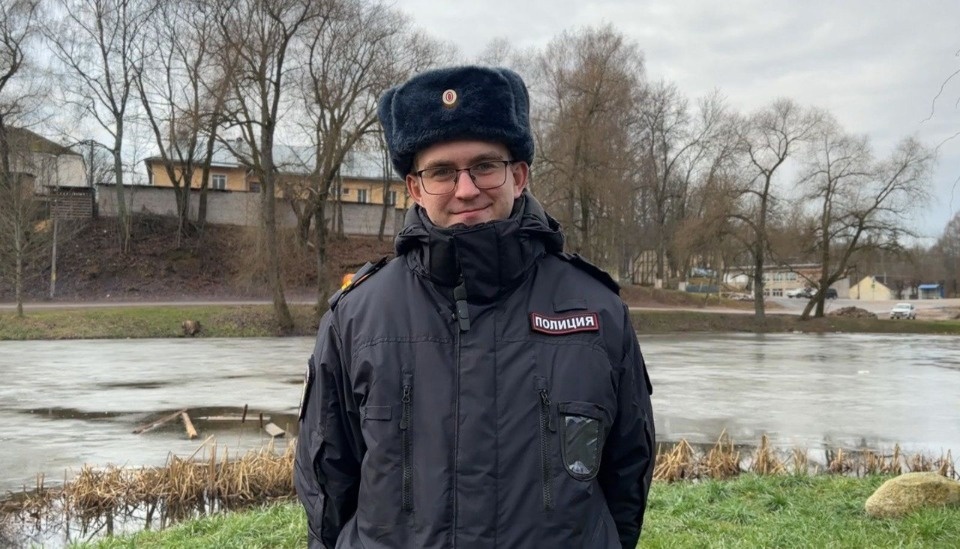 Миша спас Мишу: В Пушкинских Горах полицейский спас пса, провалившегося под лед Монастырского пруда