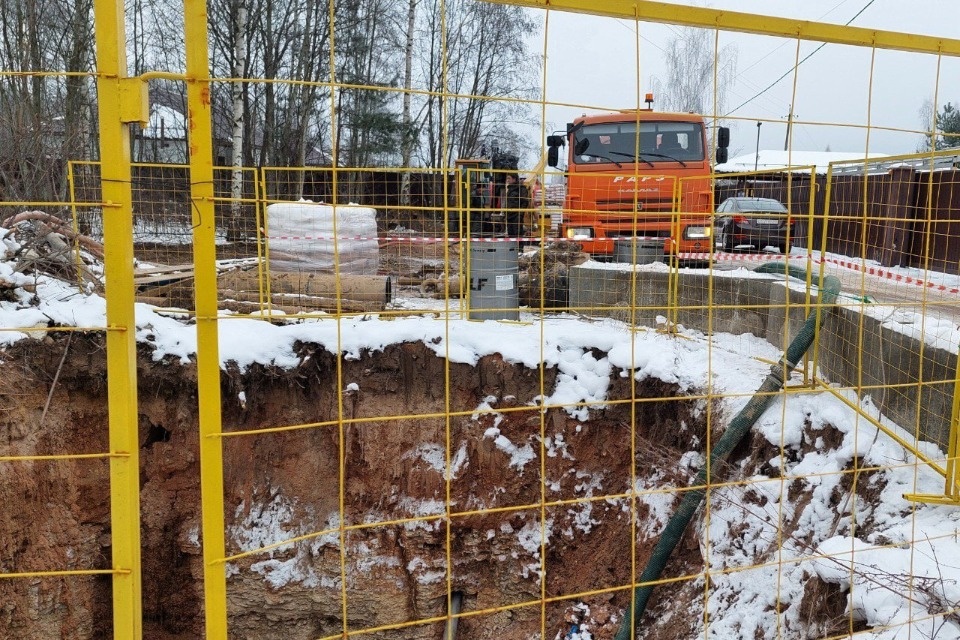 Участок напорной канализации начали реконструировать в Неелово-2 под Псковом