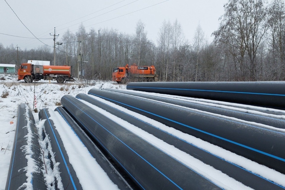 Участок напорной канализации начали реконструировать в Неелово-2 под Псковом