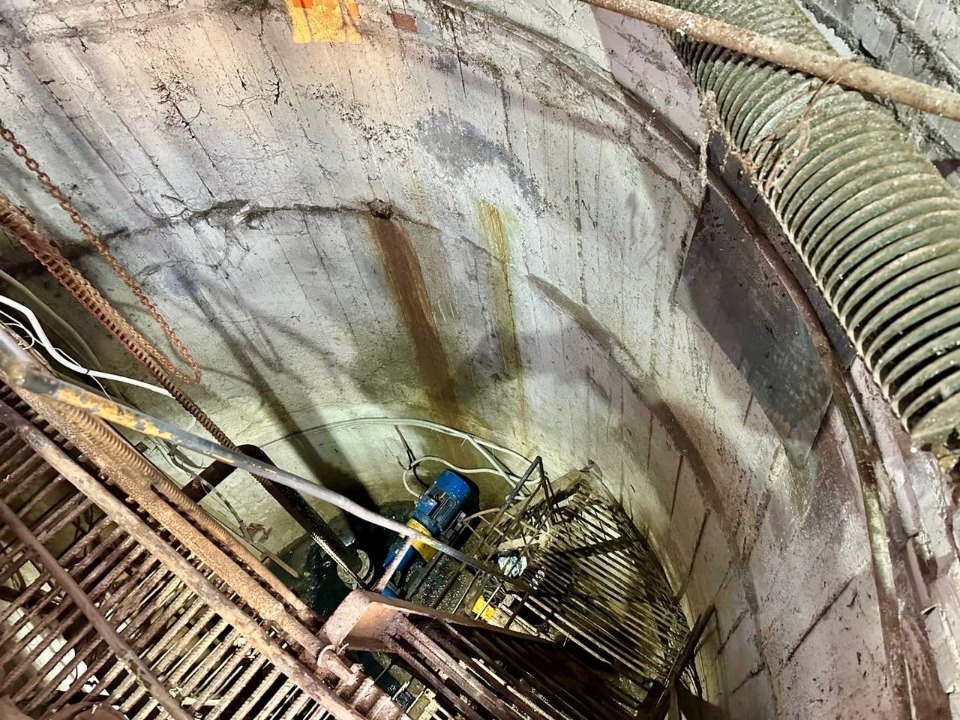 Канализационную сеть ремонтируют в деревне Соловьи Псковского района