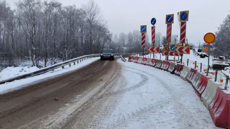 В Порховском районе капитально ремонтируют мост через реку Полонка