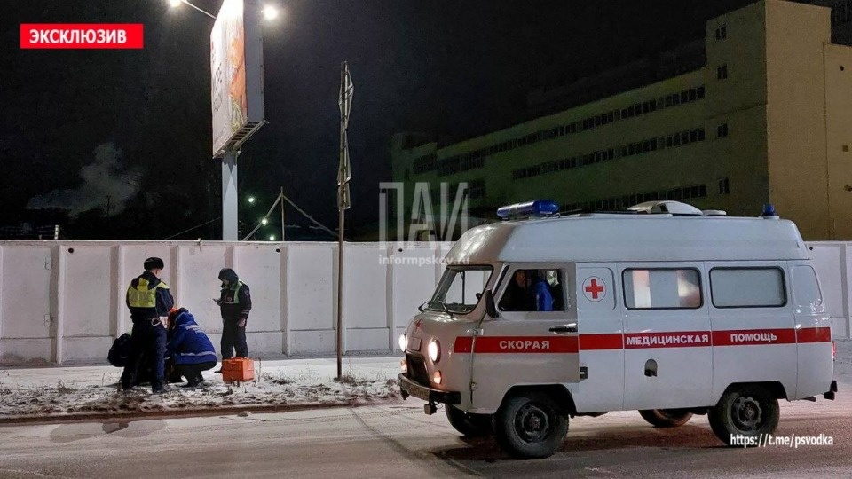 Девушке в Великих Луках колесами поезда отрезало ногу