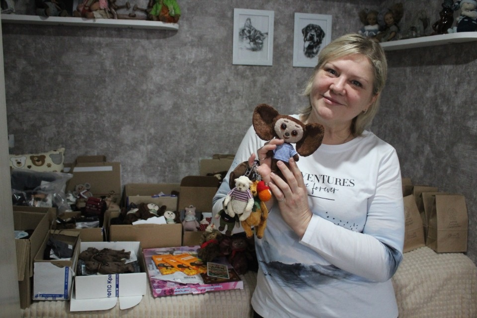 Жительница Порхова вместе с мастерицами со всей страны шьет игрушки для военных на СВО