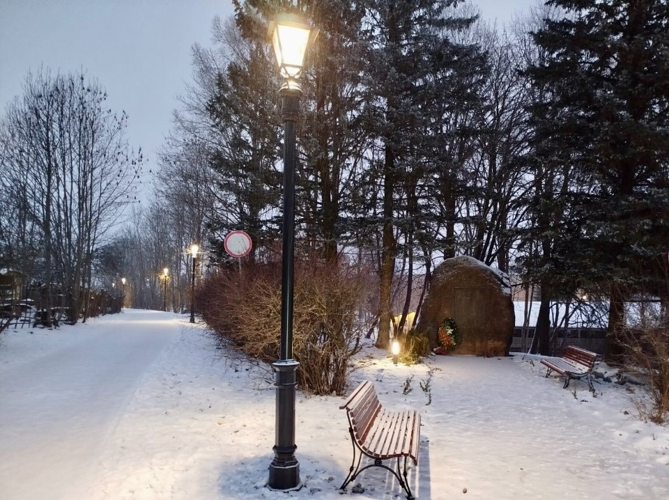 В центре Изборска начали работать 22 чугунных исторических фонаря