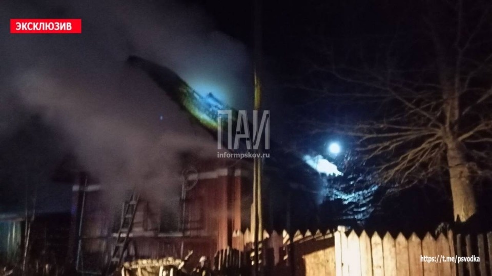 Проверка проводится по факту гибели двоих мужчин при пожаре в Порховском районе 