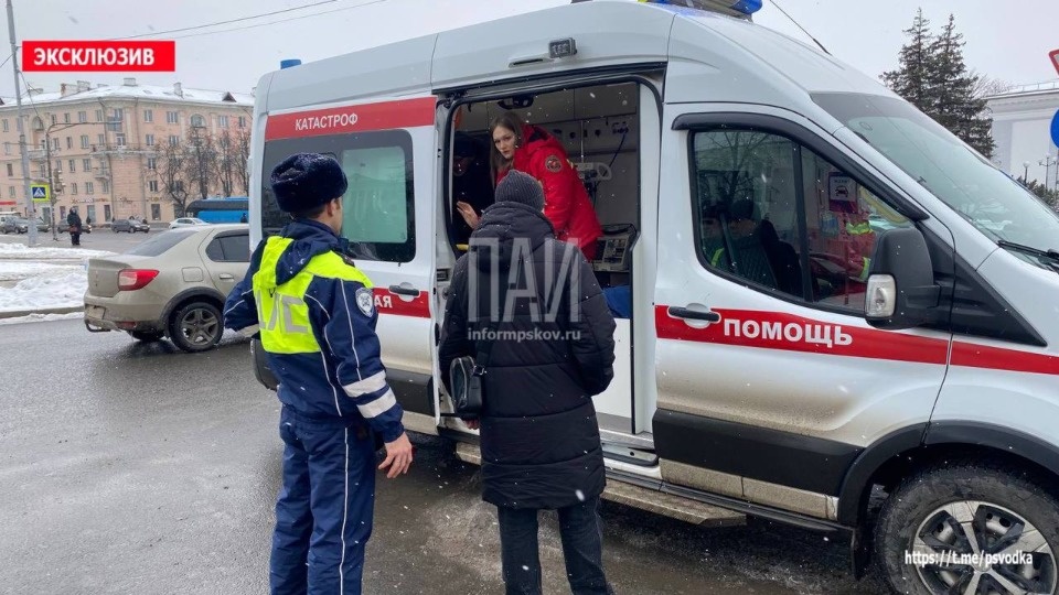 Женщина попала под колеса внедорожника в Пскове Женщина попала под колеса внедорожника в Пскове