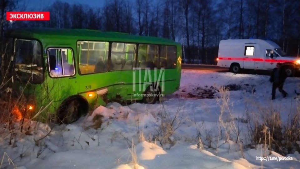 В Псковском районе столкнулись автобус и микроавтобус В Псковском районе столкнулись автобус и микроавтобус