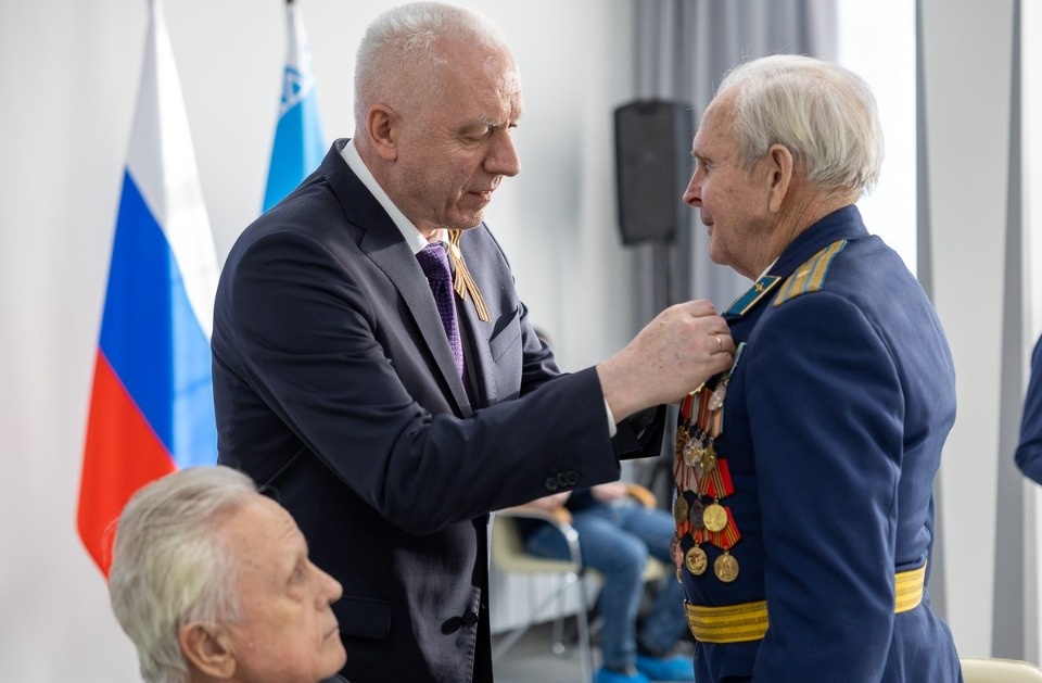 Александр Гуцан вручил медали к 80-летию Победы ветеранам Псковской области