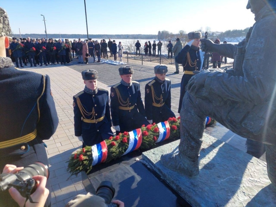В Псковском районе у мемориала в Выбутах почтили память защитников Отечества