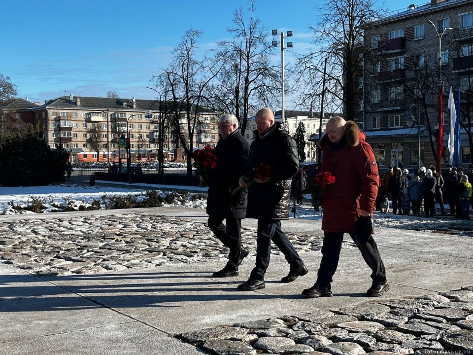 В Пскове прошел торжественный митинг у Могилы Неизвестного солдата В Пскове прошел торжественный митинг у Могилы Неизвестного солдата