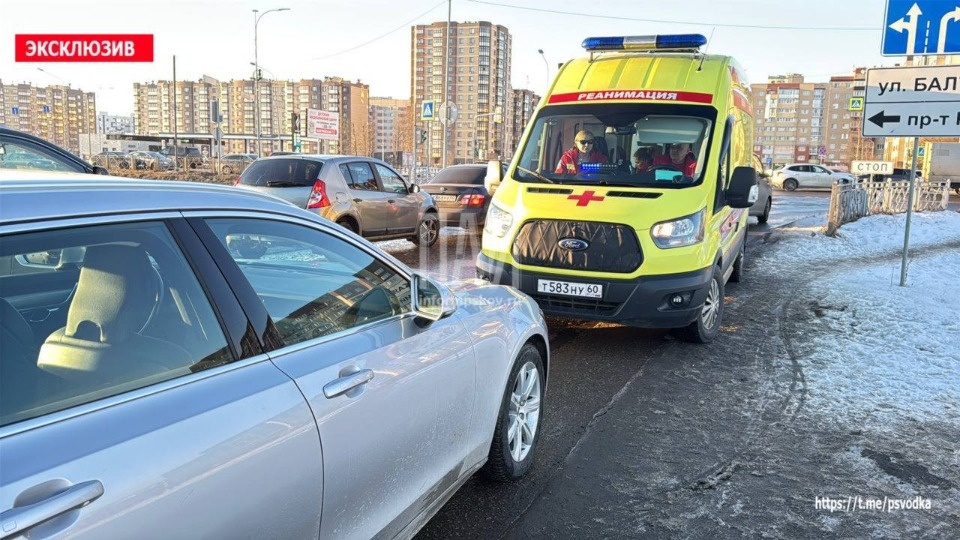 Женщине потребовалась госпитализация в результате ДТП с фурой в Пскове