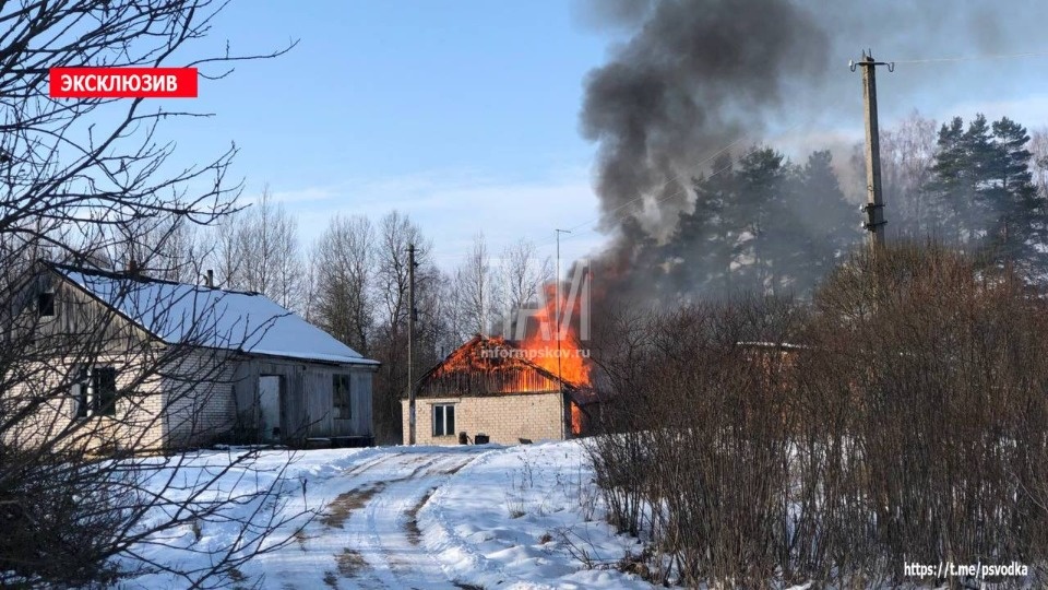 Пенсионерка успела выбежать из загоревшегося дома в Пушкиногорском районе