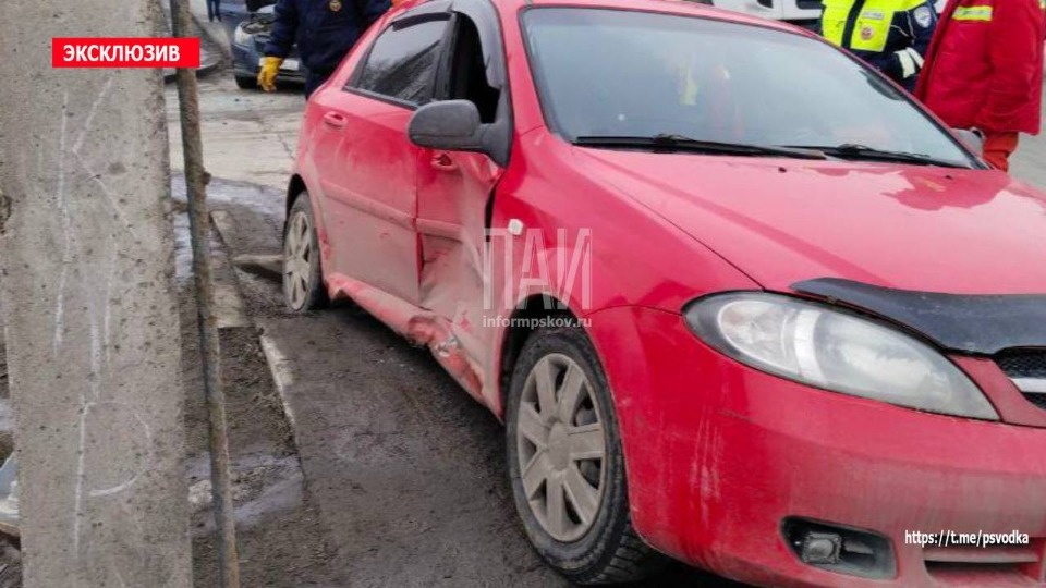 Двух женщин госпитализировали в результате ДТП в Пскове