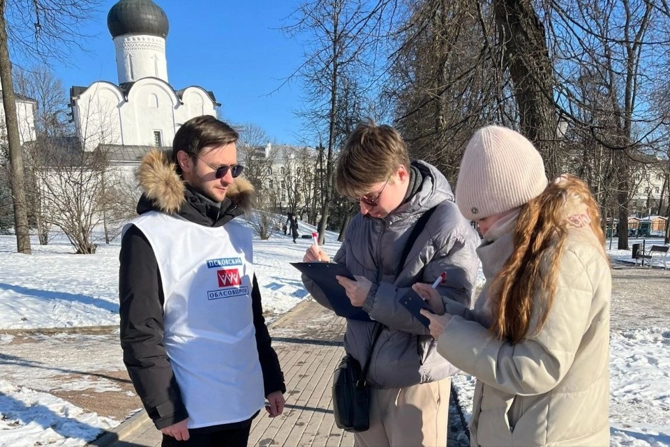 Сто открыток для участников СВО подписали профсоюзные активисты в Пскове