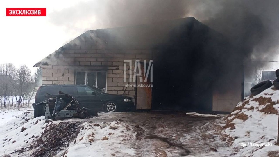 Гараж с автомобилями горел в Локне