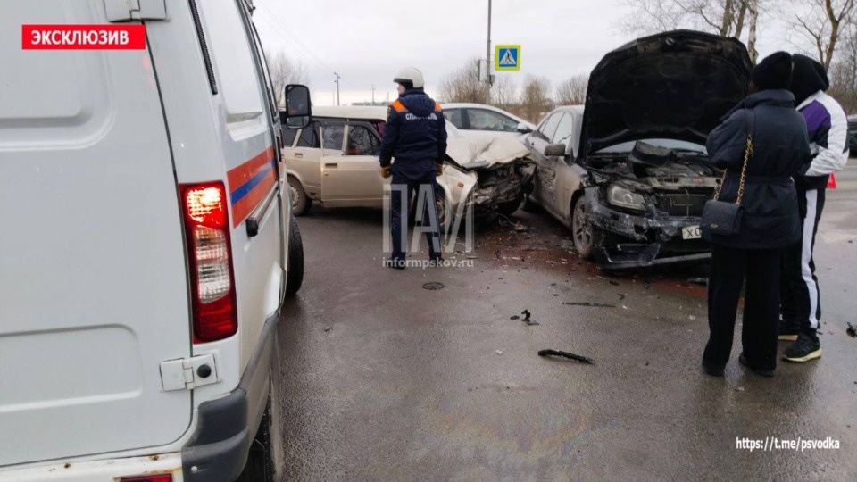 Двое детей и женщина пострадали в ДТП в Псковском районе Двое детей и женщина пострадали в ДТП в Псковском районе