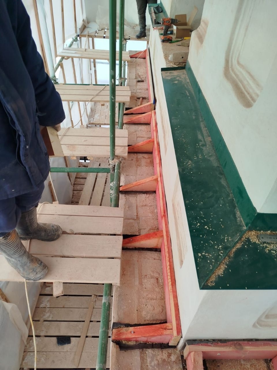 Стропильную систему и кровлю меняют в Стефановской церкви Мирожского монастыря в Пскове