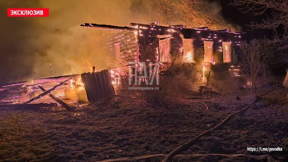 Три человека погибли на пожаре в Куньинском районе 