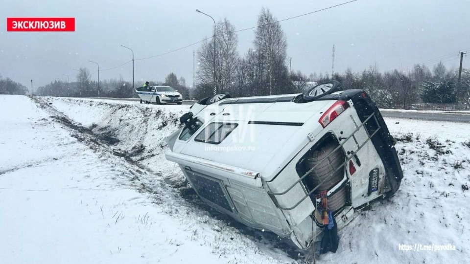 Микроавтобус опрокинулся в кювет в Струго-Красненском районе Микроавтобус опрокинулся в кювет в Струго-Красненском районе