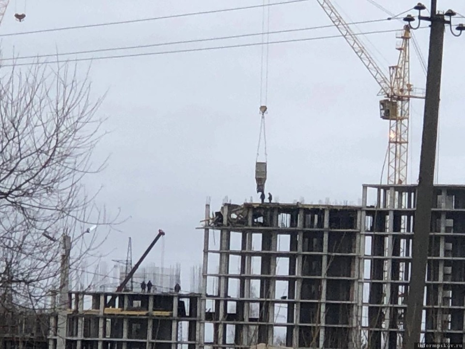 Опалубка обрушилась на стройке на улице Никольской в Пскове Опалубка обрушилась на стройке на улице Никольской в Пскове