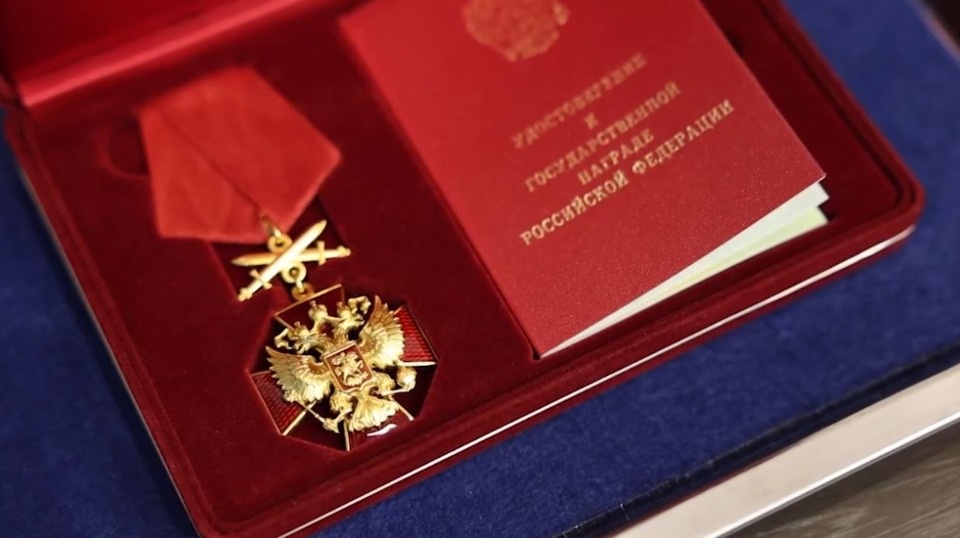 Михаил Ведерников передал родственникам гвардии лейтенанта Егора Соломоновича орден «За заслуги перед Отечеством» Михаил Ведерников передал родственникам гвардии лейтенанта Егора Соломоновича орден «За заслуги перед Отечеством»