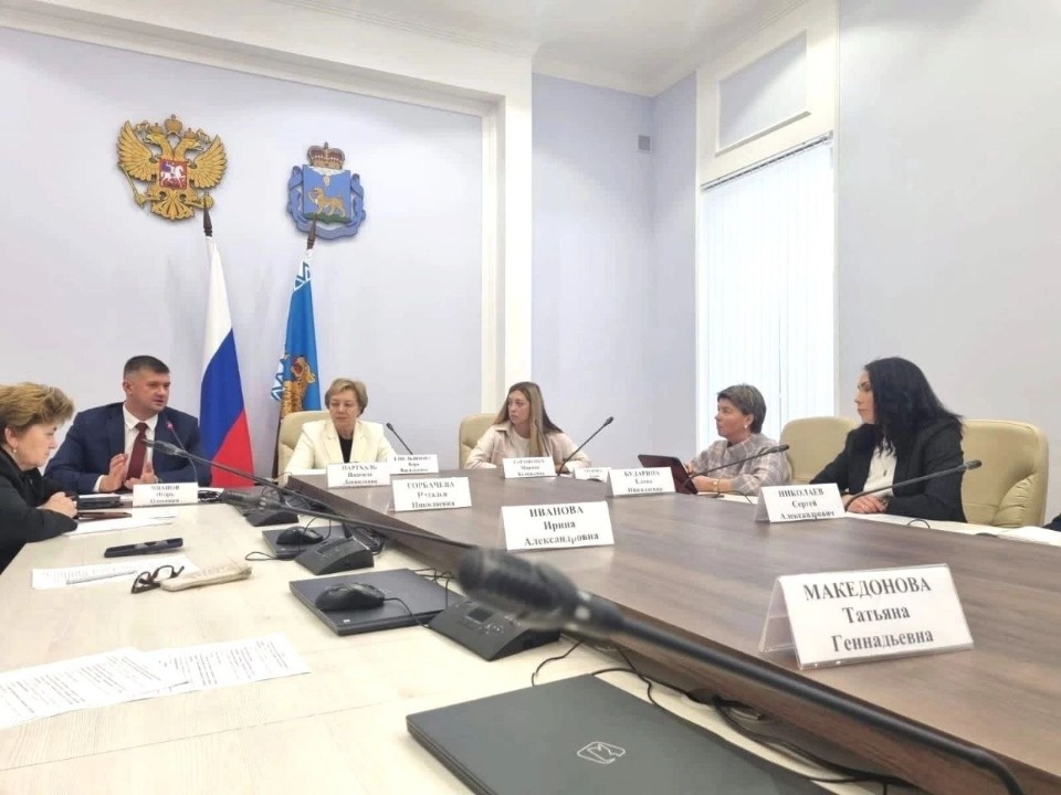 Вопросы оплаты за сверхурочную работу обсудили в Псковском облсовпрофе совместно с руководством региона