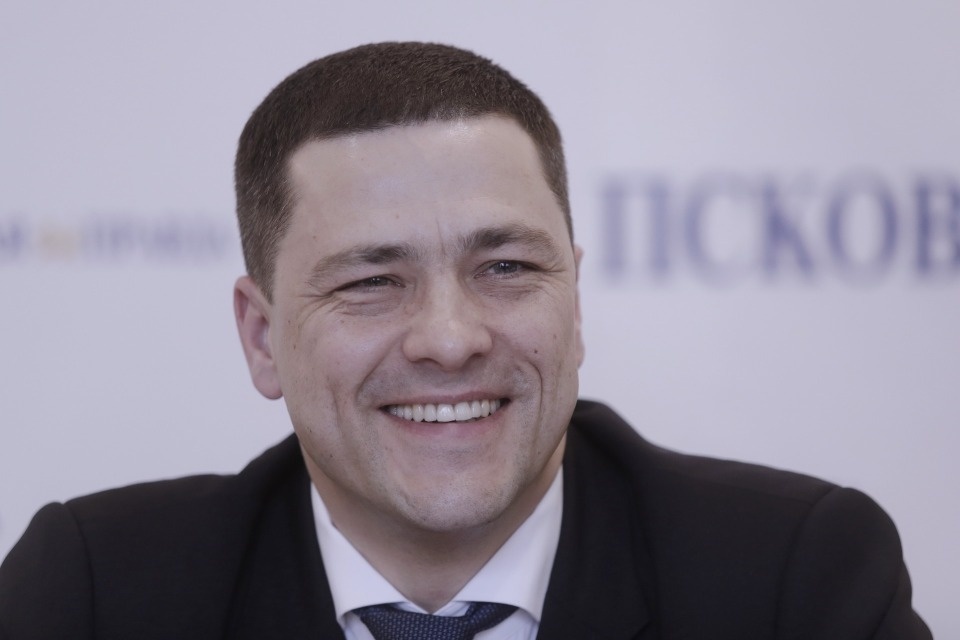 Михаил Ведерников поздравил псковичек с Международным женским днем 