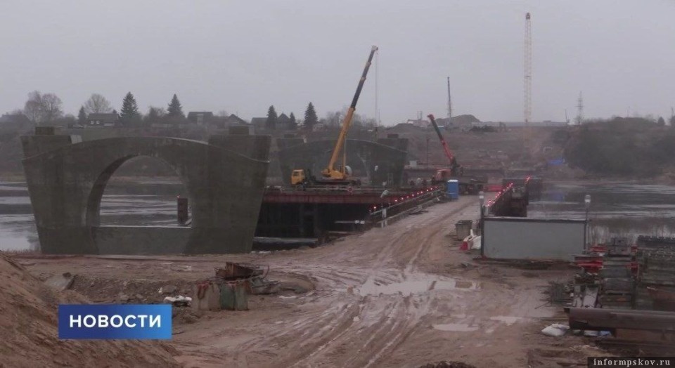 Пролеты моста через Великую начали собирать на Северном обходе Пскова