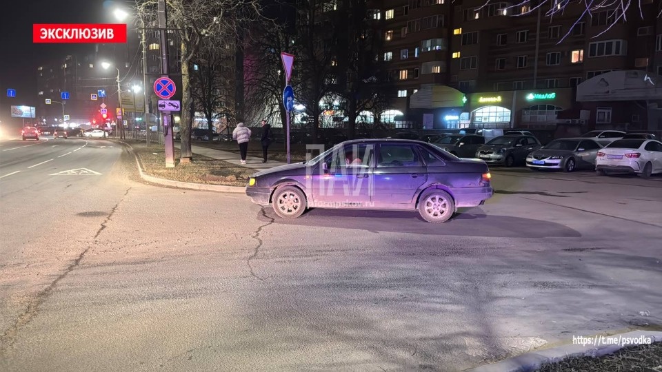 17-летнюю девушку госпитализировали после наезда автомобиля в Пскове