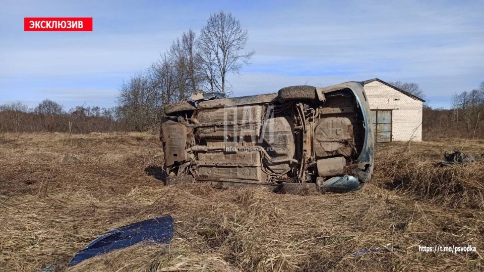 Водитель получил тяжелые травмы после вылета из автомобиля в Дновском районе Водитель получил тяжелые травмы после вылета из автомобиля в Дновском районе