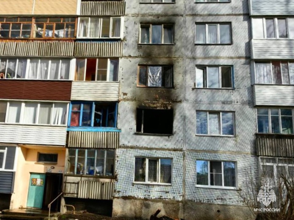 Пять человек эвакуировали на пожаре в квартире многоэтажки в Псковском районе