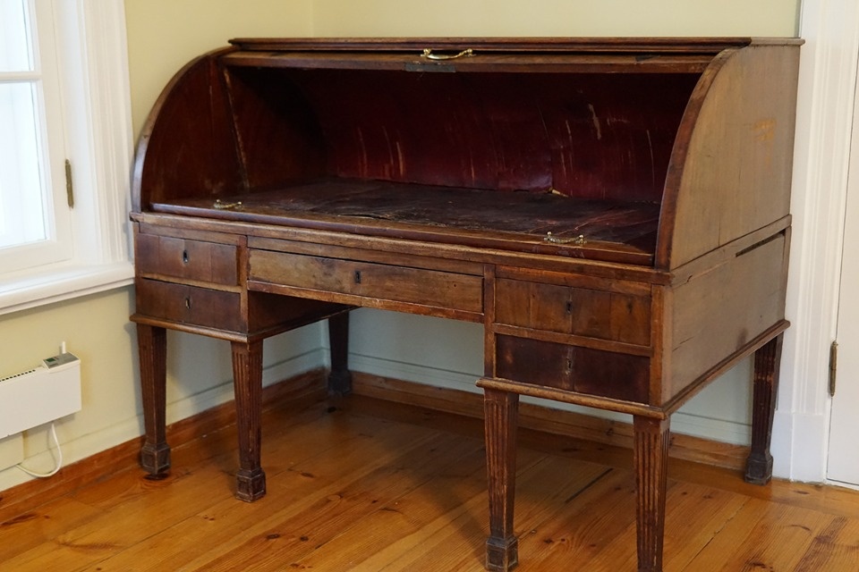 В «Михайловское» передали уникальный образец мебели пушкинского времени