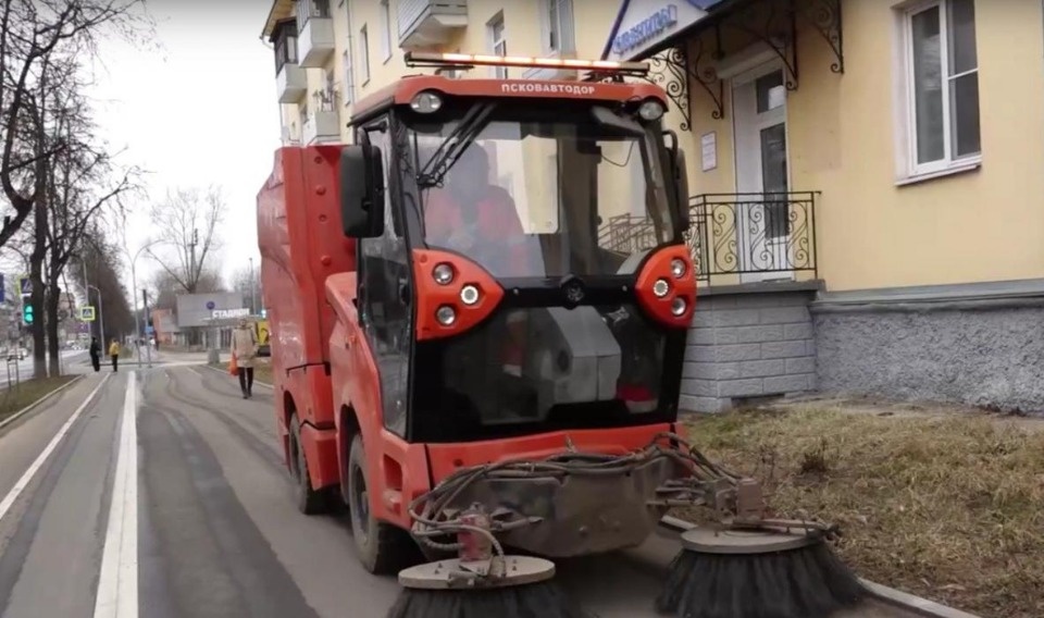 К уборке улиц Пскова после зимы привлекли специальную технику