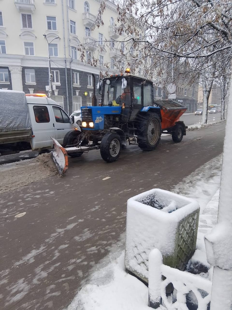 Почти 20 единиц техники задействованы в уборке улиц Пскова от снега Почти 20 единиц техники задействованы в уборке улиц Пскова от снега