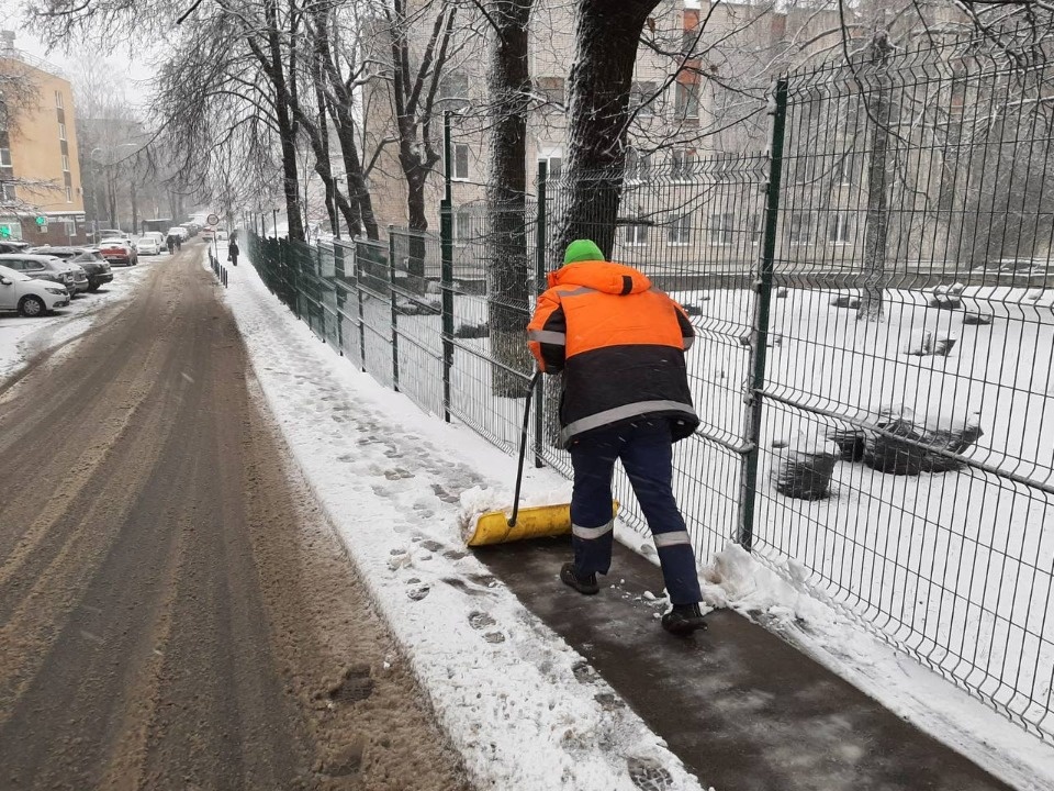 Почти 20 единиц техники задействованы в уборке улиц Пскова от снега Почти 20 единиц техники задействованы в уборке улиц Пскова от снега