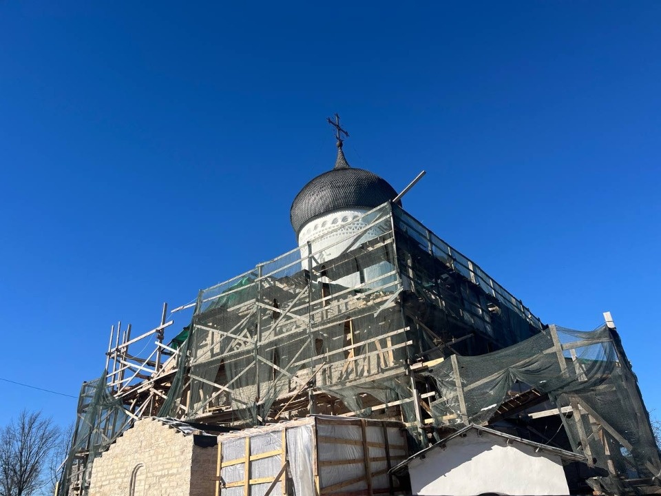Восстановление кровли продолжается в церкви Николы со Усохи в Пскове