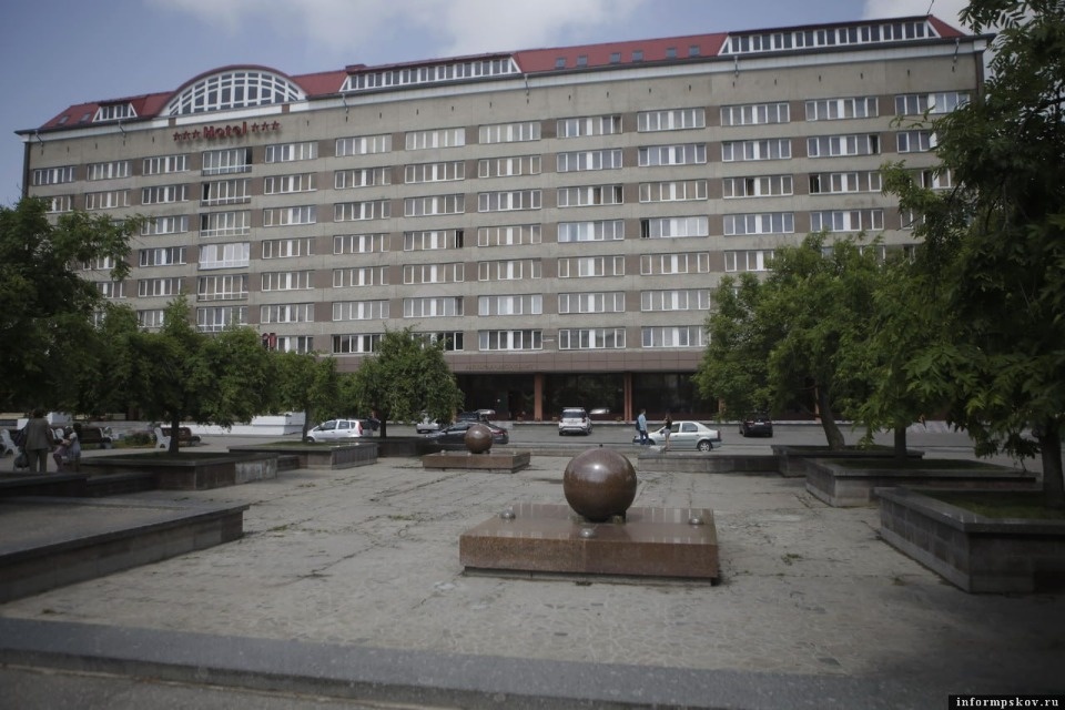 К 1 августа должны заверится работы по благоустройству сквера у «Рижской» гостиницы 