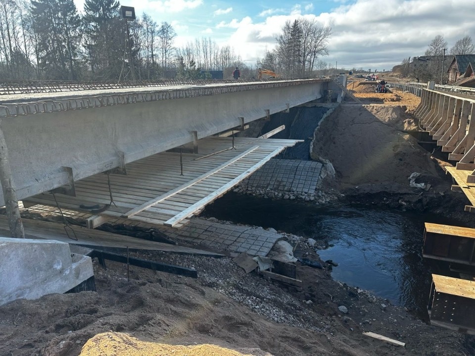 В августе планируется завершить капремонт моста через реку Пенную в Островском районе