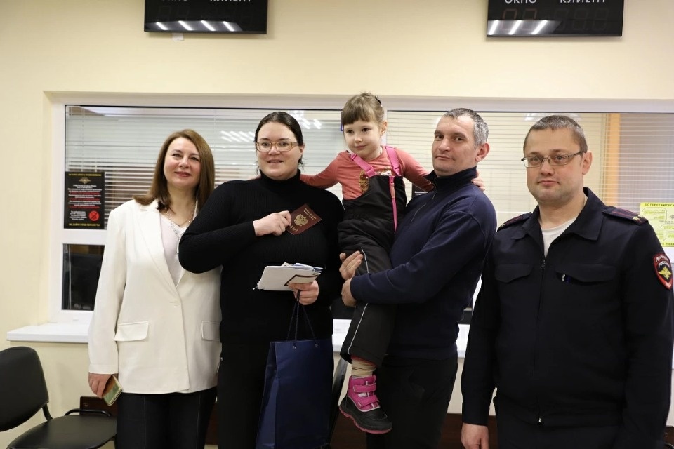 Псковские полицейские помогли получить семье из Латвии российское гражданство