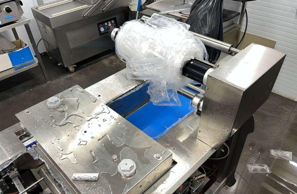 Инженер травмировал руку на производстве в Великих Луках 