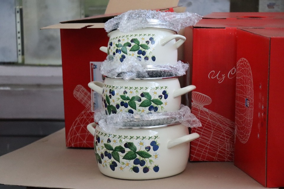 Таможенники передали соцучреждениям Псковской области наборы посуды