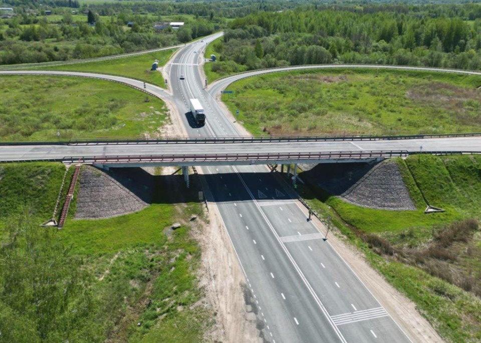 На 21 апреля перенесли перекрытие движения по путепроводу над трассой М-9 «Балтия» в Псковской области 