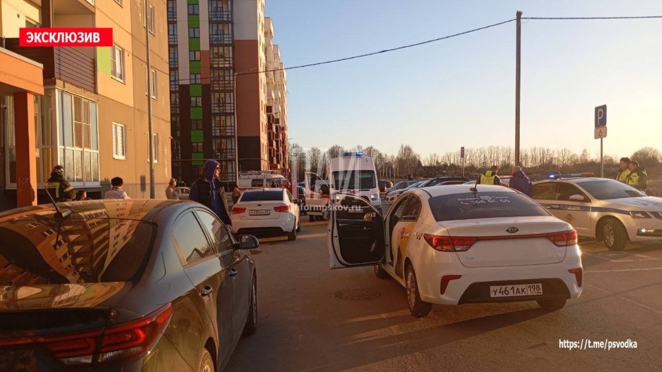 Четырехлетнего самокатчика доставили в больницу после наезда автомобиля в Пскове Четырехлетнего самокатчика доставили в больницу после наезда автомобиля в Пскове