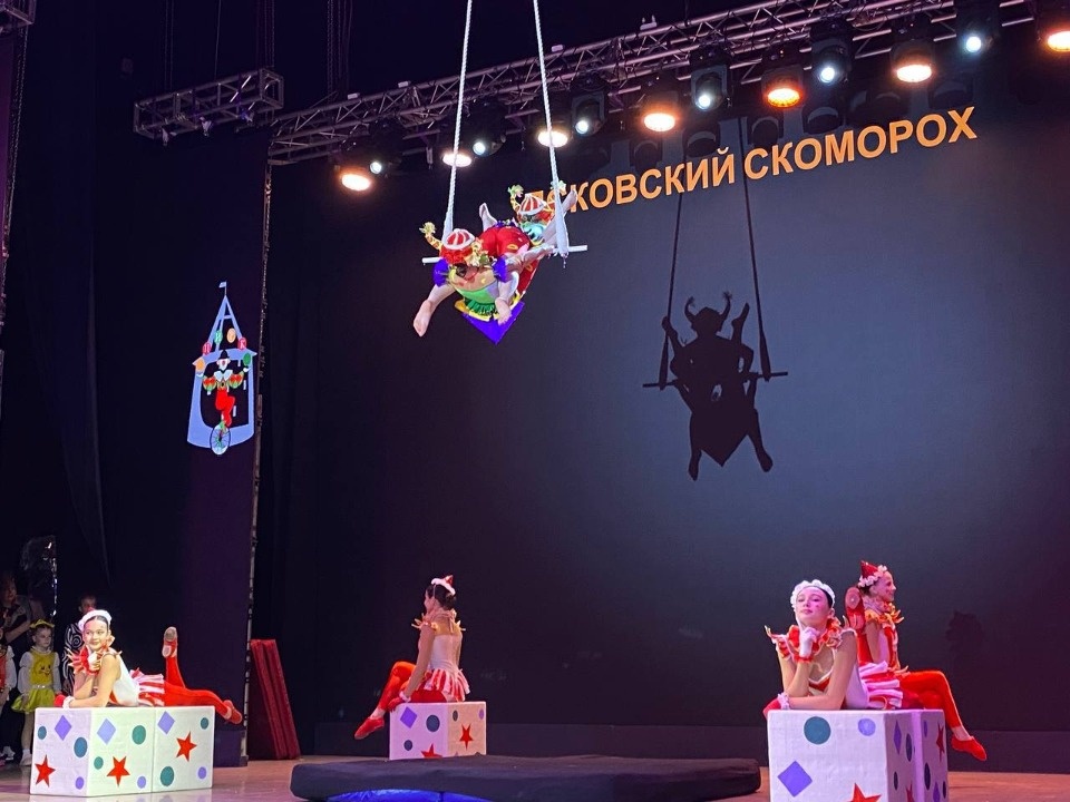 Участникам фестиваля «Псковский скоморох» вручили более 110 различных наград