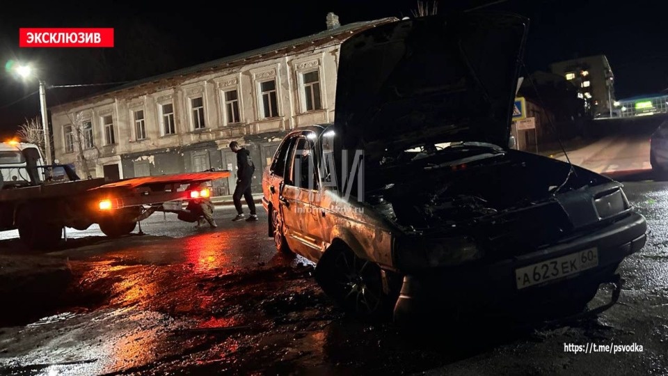 Автомобиль горел у похоронного бюро в Острове