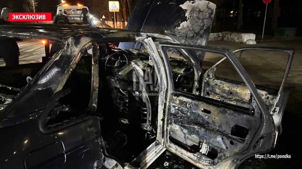 Автомобиль горел у похоронного бюро в Острове