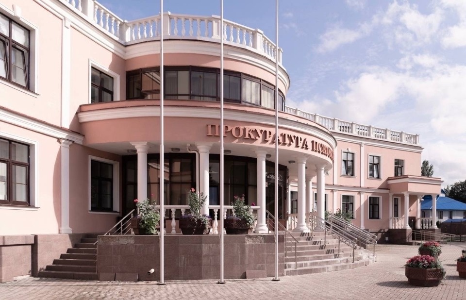 В Великих Луках организовали прокурорскую проверку по факту травмирования девочки в заброшенном крематории