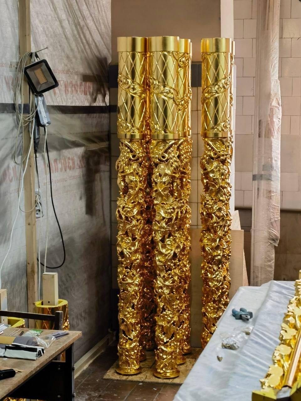 Первый ярус иконостаса церкви Сорока мучеников в Печорах начали собирать реставраторы