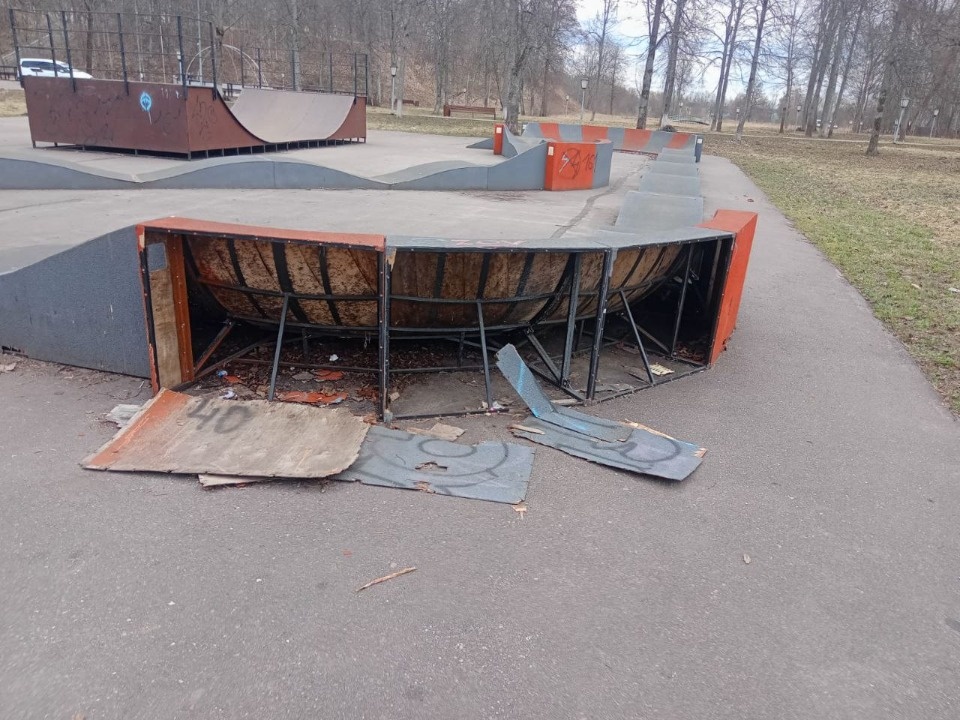 Вандалы разгромили памп-трек в парке «Городской Вал» в Опочке